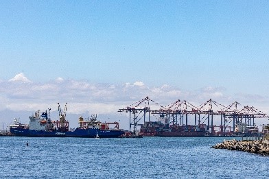 shipping operations during strong winds