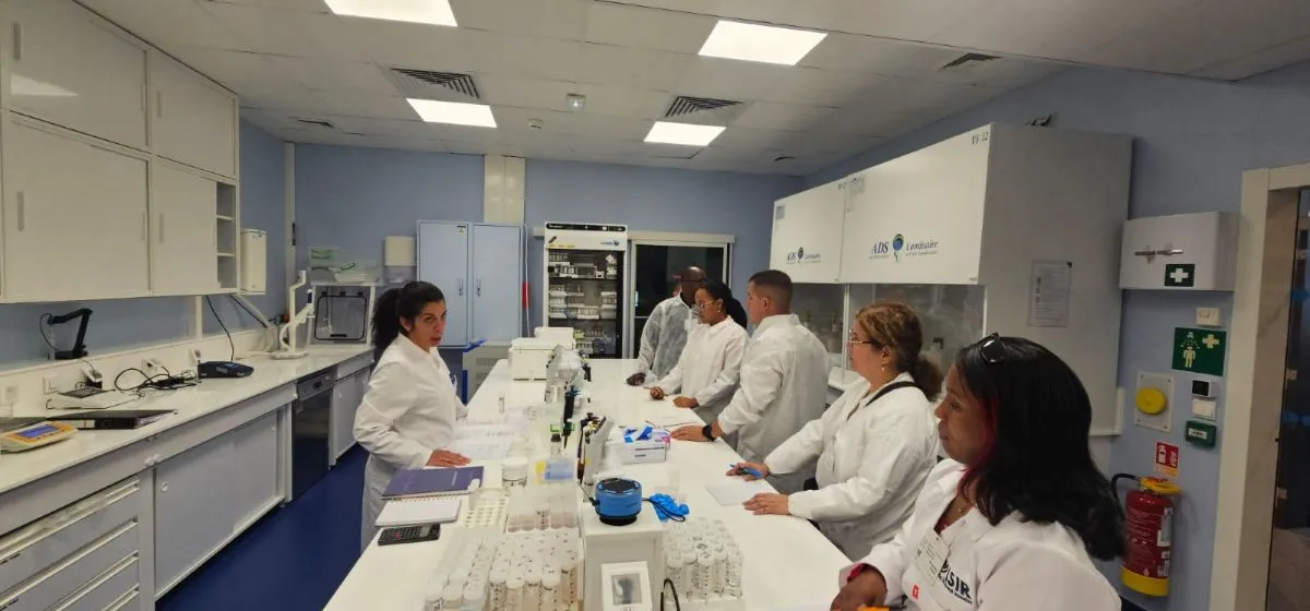 Training participants at UN Marine lab